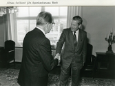 Överlämnande av jubiléumsgåva föd Sparbankernas bank, 1986-09-23