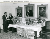 Ett välfyllt bord med blommor och presenter vid Sveriges allmänna hypoteksbank 125 år-jubileum, 1986-09-23