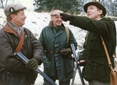 Tre jägare med gevär på Bystad, 1987