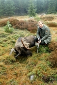 Jägare med fälld älgtjur i Karlskoga, 1987