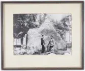 En av de omtalade hyddorna från Kronobergshed, senare flyttad till parken vid I11, Växjö.
Två män, trol. en distinktionskorpral och en menig står framför hyddan.
På baksidan två namn: Einar Fast (?), Oskar Hedberg (?).