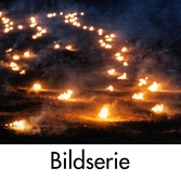 Serie om 13 fotografier som visar den arkeologiska undersökningen av kokgropssystemet i Stretered, Kållered, våren 1998. Kultplats från bronsålder–äldre järnålder. Sammanlagt undersöktes 132 kokgropar som sträckte sig över en 250 m lång sträcka på krönet av en grusås. Kokgropssystemets norra del bestod av tre rader, medan det mot söder övergick till en rad.