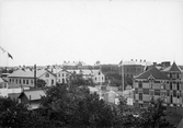 Hantverks- och Industriutställningen i Varberg 1904. På bilden syns Gamlebyskolan i förgrunden till vänster och i bakgrunden realskolan till vänster samt flickskolan till höger.