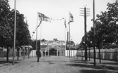 Hantverks- och Industriutställningen i Varberg 1904. Huvudentrén vid Drottninggatan i kvarteret Inspektören. Staketet till höger tillhör Gamlebyskolan. Bilden tagen mot norr.