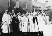 Sjukhus. Gamla lasarettet i Varberg. Personalgrupp. Fotot från före mitten av 1930-talet då tillbyggnaden mot norr gjordes.