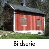 Serie om sju fotografier som visar bostadshus och ladugård tillhörande fastigheten Backen 1:88 vid Sagsjövägen i Kållered. Fotografier tagna den 17/4 2007. Byggnadsdokumentation innan rivning den 14/4 2012.