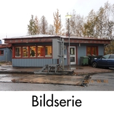 Serie om nio fotografier som visar kontorsbyggnad tillhörande fastigheten Backen 5:1 vid Sagsjövägen i Kållered. Vågkontor vid bergtäkten. Fotografier tagna den 16/10 2014. Byggnadsdokumentation inför rivning.