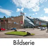 Serie om 18 fotografier som visar köpcentret EkenCenter i Kållered, Mölndals kommun. Byggnadsdokumentation inför rivning. Fotografier tagna 2012. Byggnaden, som har adressen Ekenleden 3, revs år 2013 och är ersatt av en byggnad som även den innehåller detaljhandel.