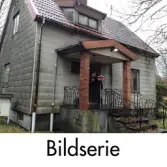 Serie om fyra fotografier som visar bostadshus på fastigheten Sandbäck 1:55 i Sandbäck, Mölndal. Fotografier tagna den 31/3 2017. Byggnadsdokumentation inför rivning.