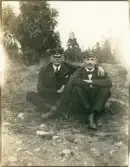 Två män. Mössemblem: V.S.S Vänersborgs segelsällskap