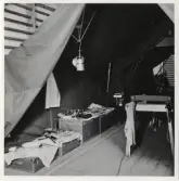 Försvarets dag 1942. 
Utställning i gymnastiksalen, I11. Information om sjukvårdstjänsten i fält. En uppbyggd bataljonsförbandsplats.