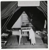 Försvarets dag 1942. 
Utställning i gymnastiksalen, I11. Information om sjukvårdstjänsten i fält. En uppbyggd bataljonsförbandsplats.
Behandlande avdelning.