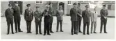Besök av utländska försvarsattachéer, I 11 den 25/8 1970. 
Fr.h.: Kapten Tamm, FKE*, överste Lee, Sydkorea. överste Johnson, USA, överstelöjtnant Nordgren, Finland, major Igelstam, FKE, överstelöjtnant Hevia, Spanien, regchef I 11 överste Löfgren, överste Grandperret, Frankrike, defence attaché Wang, Folkrepubliken Kina, överstelöjtnant Raschen, Storbritannien, kapten Hegg, I11 samt major Andrae, I 11.

*Försvarsdepartementets kommandoexpedition