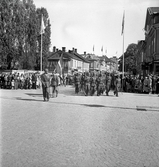 Parad med militärer på Kungsgatan i Växjö 1942 under jubileumsutställningen.