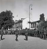 Mottagande av kronprins Gustaf (VI) Adolf med gemål Louise
på stationen i Växjö, i samband med jubileumsutställning m.m.
Kronprinsen möter hederskompaniet på järnvägsplanen. 

Gustaf VI Adolf (1882-1973), reg. 1950-1973.
G.m. 2:o Louise, f. Mountbatten (1889-1965).