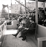 Jubileumsutställningen. En liten paus i invigningen. Kronprins Gustaf Adolf rättar till något på uniformsjackan.