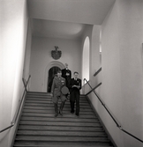 Jubileumsutställningen. 
Kronprins Gustaf Adolf på väg nerför stora trappan i Smålands museum, tillsammans med landsantikvarie Jan Erik Anderbjörk. Bakom dem syns dåv.
biskopen i Växjö, Yngve Brilioth. 

Kronprins Gustaf (VI) Adolf (1882-1973), reg. 1950-1973.
Jan Erik Anderbjörk (1910-1991), landsantikvarie 1940-1975.
Yngve Brilioth (1891-1959), biskop i Växjö 1938-1950, ärkebiskop 1950-1958.
Källor: Sveriges Dödbok 1947-2003, m.m. (AB)