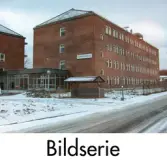 Serie om tre fotografier som visar en kontorsbyggnad i rött tegel med fastighetsbeteckning Pottegården 2 och gatuadress Kråketorpsgatan 18 i Åbro industriområde i Mölndal. Fotografierna är tagna den 17 februari 2011. Diarienummer: BN 1083/2019.