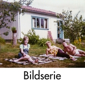 Serie om tre fotografier som visar en sommarstuga med fastighetsbeteckning Gårda 2:45 och adress Varvsvägen 13 i Gårda, Lindome, i Mölndals kommun. Fotografierna är tagna under slutet av 1960-talet.

Stugan uppfördes år 1944. Den införskaffades år 1965 av Harry och Margit Johansson som bodde på Eklandagatan 54c i Göteborg. Den tidigare ägaren hette Asp. Köpeskillingen var då
16 000 kr.

Byggnaden var en sommarstuga utan isolering, men var utrustad med både vedspis i köket
och öppen spis i stora rummet. Ett mindre sovrum fanns också samt ett utedass.

Vägen fram till stugan var en enda gyttjepöl på våren. Det bodde då tre permanentfamiljer på
området. Resten av tomterna bestod av sommarstugor.