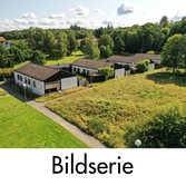 Serie om 30 fotografier som visar bebyggelse i Stretered, Kållered, i Mölndals kommun. Främst området kring Backegården och Änggården vid Ängbackevägen är avbildat, men även bebyggelsen runt omkring. Majoriteten av bilderna är tagna från luften, men även ett par tagna från marken med mobilkamera. Byggnadsdokumentation inför rivning. Fotografier tagna av Mattias Larsson, Borohus AB, den 23 augusti 2021.