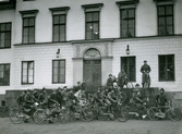 Samling vid trappan på Garpenbergs herrgård, 1945