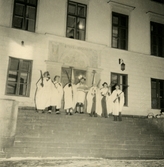 Lucia med tärnor på trappen till Garpenbergs herrgård, 1945