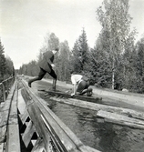 Karlberg övar flottning i Mora, 1945