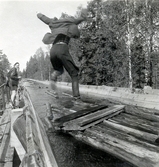 Våghalsig flottare hoppar mot stockarna, 1945