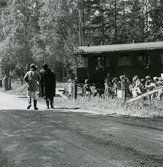 Flickor föses fram av banditer och skogis-elever, 1945