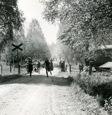 Skogis-elever på språng till Garpenbergs herrgård, 1945