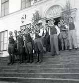 Sångarhyllning på trappan till Garpenbergs herrgård, 1945