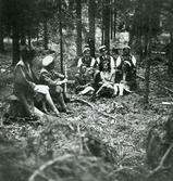 Skogis-elever med flickor har siesta i skogen, 1945