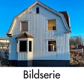 Serie om sex fotografier som visar exteriören av bostadshus med tillhörande ekonomibyggnad på adressen Lindåsvägen 5 i Gastorp, Lindome, i Mölndals kommun. Fastigheten har beteckningen Gastorp 2:72. Fotografierna är tagna den 28 februari 2022. Byggnadsdokumentation inför rivning.

Den 26 oktober 1990 begicks mordet på 89-årige Ernst Olsson på adressen. Två personer greps, som skyllde på varandra. Eftersom domstolen inte kunde avgöra vem som talade sanning, gick båda fria från själva mordåtalet, men de dömdes för bland annat grov stöld.
 
Mordet med efterföljande rättegångar blev allmänt känt som Lindomefallet. För fall där gärningsmännen skyller på varandra och därigenom får mildare domar, har Lindomefallet blivit ett juridiskt begrepp.