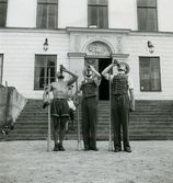 Skogis-elever saluterar med pilsner och näverlur vid sommarspelen, 1946