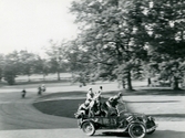 ¨Limosinen¨ leder rundbaneloppet på Garpenbergs herrgård vid sommarspelen, 1946