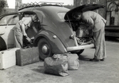 Bil lastas i eller ur vid Garpenbergs herrgård, 1946