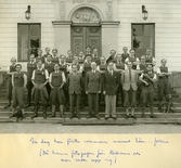 Elever och lärare på trappan på Garpenbergs herrgård vid sommaravslutning, 1946