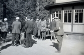 Skogiseleverna samlas för exkursion i Skäralid vid sommarresan, 1947