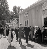 Jubileumsutställningen. 
Kronprinsparet Gustaf Adolf och Louise med landshövding August 
Beskow vid Domprostgården.

Kronprins Gustaf (VI) Adolf (1882-1973), reg. 1950-1973.
G. 2:o m. Louise, f. Mountbatten, (1889-1965). 
August Beskow (1882-1946), landshövding i Växjö 1925-1944. (AB)