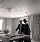 Jubileumsutställningen. 
Kronprinsessan Louise tittar på olika hemslöjdsalster på Domprostgården,
tillsammans med fru Ingegerd Beskow, g.m. landshövding August
Beskow. 

Kronprinsessan, senare drottning Louise, f. Mountbatten (1889-1965),
g.m. Gustaf VI Adolf (1882-1973).  (AB).