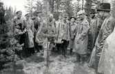 Skogiselever på demonstration av trädplantering vid beök i Malå, 1947