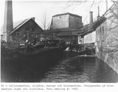 Gysinge, omkring 1900. Från vänster vallonsmedjan, sliphus, masugn och klensmedjan. Utbyggnaden på klensmedjan utgör ett turbinhus.