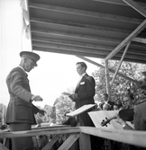 Jubileumsutställningen. Invigningen. 
Musikläktaren under sångarhyllningen, med regementsmusiker från I 11 och operasångare Bernhard Sönnerstedt.