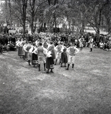 Lantbruksutställning 1942.
Folkdansuppvisning i Strandbjörket. En stor publik har samlats.