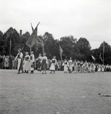 Lantbruksutställning 1942.
En fanborg med människor i olika folkdräkter tågar in på skolgården
till Växjö Högre Allmänna Läroverk.