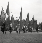 Lantbruksutställning 1942.
En fanborg med människor i olika folkdräkter tågar in på skolgården
till Växjö Högre Allmänna Läroverk.