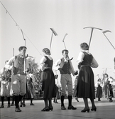 Jubileumsutställning. 
Folkdansuppvisning. Ett folkdanslag i Värendsdräkt m.m. visar upp
sig på en dansbana.