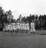 Intåg av kvinnliga gymnaster på Värendsvallen under Gymnastikens dag.