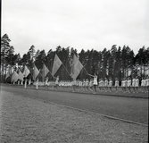 Uppställning av gymnaster med fanor, på Värendsvallen, under Gymnastikens dag.