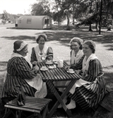 Några kvinnor i husmorsdräkter har samlats för kaffepaus vid serveringen i Strandbjörket.